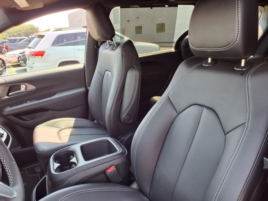 New 2026 Chrysler Pacifica Select image 15