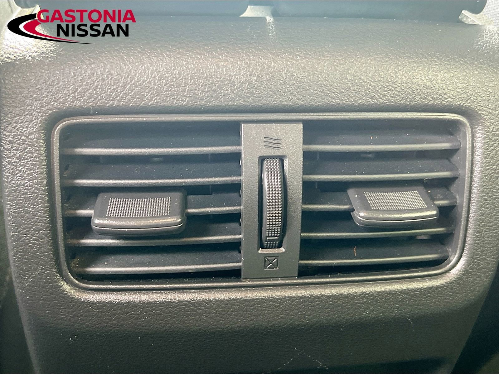 Used 2023 Nissan Rogue SV image 32