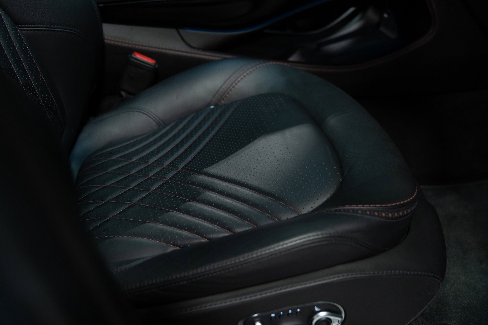 Used 2021 Aston Martin DBX image 29