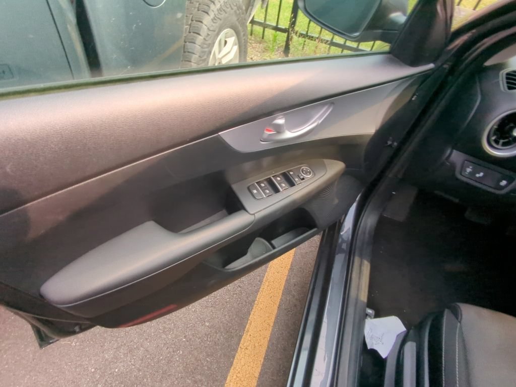 Used 2024 Kia Forte LXS w/ LXS Technology Package FWD image 8
