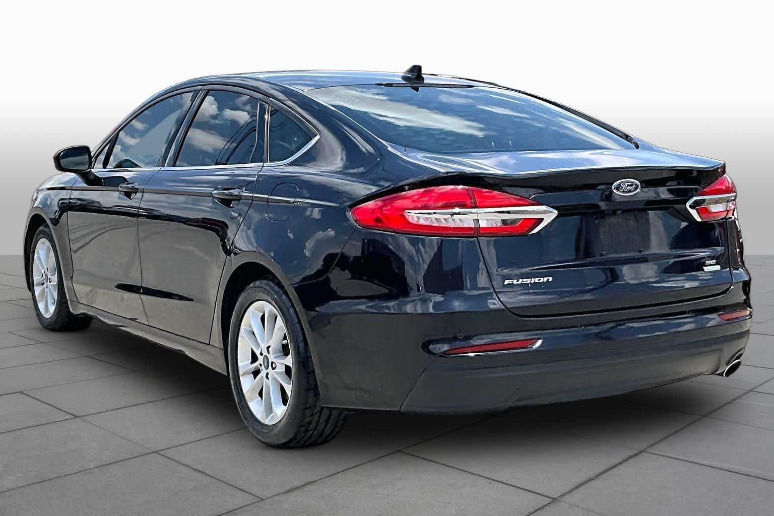 Used 2020 Ford Fusion SE FWD image 12