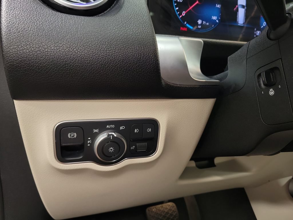 Used 2022 Mercedes-Benz GLB 250 4MATIC w/ Premium Package Lite image 27