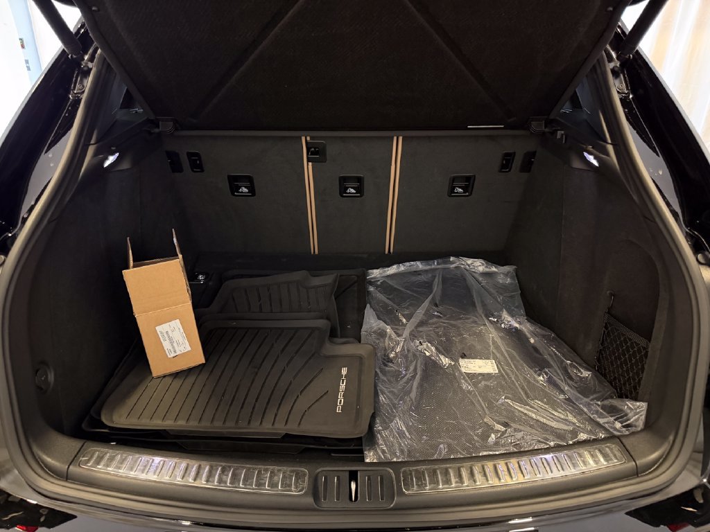 Certified 2024 Porsche Macan AWD/4WD image 29