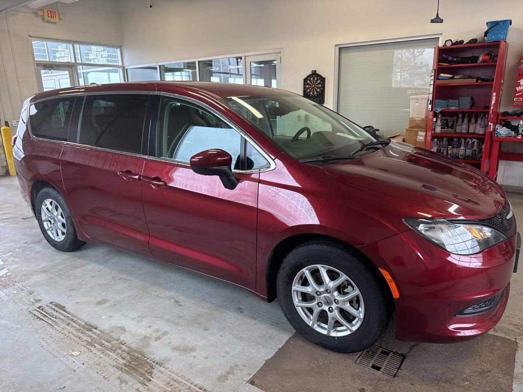 Used 2023 Chrysler Voyager LX image 2