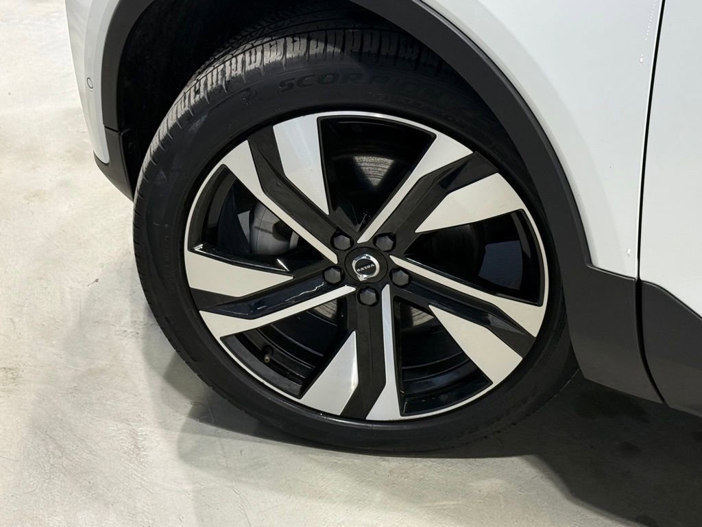 Used 2024 Volvo XC40 B5 Plus w/ Climate Package image 7