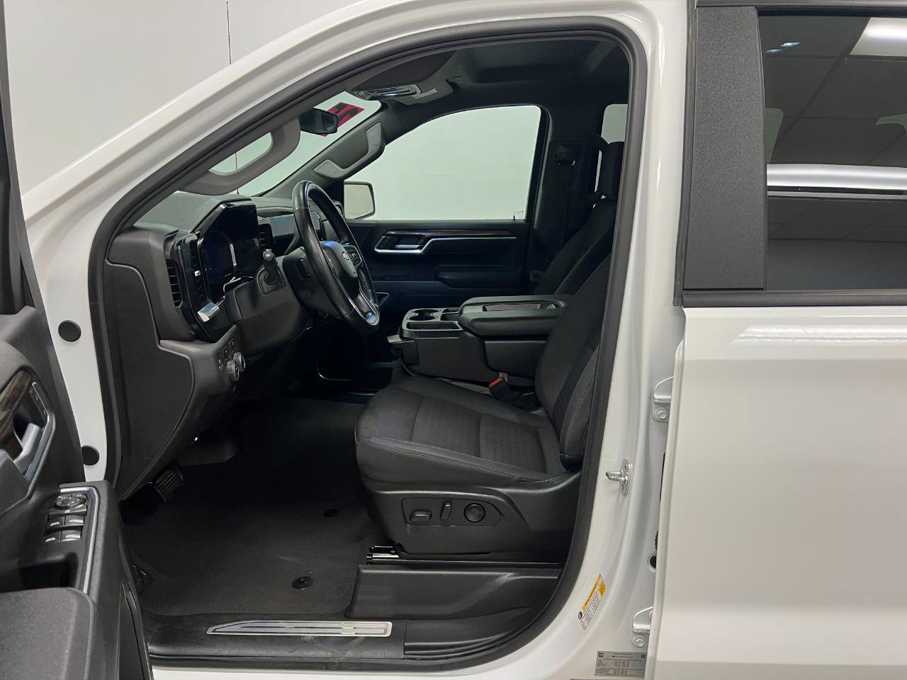 Used 2025 Chevrolet Silverado 1500 LT image 24