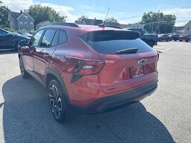 Used 2024 Chevrolet Trax RS w/ Sunroof Package FWD image 8