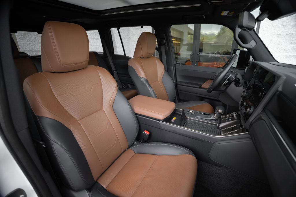 Used 2024 Lexus GX 550 w/ Accessory Package (31) image 19