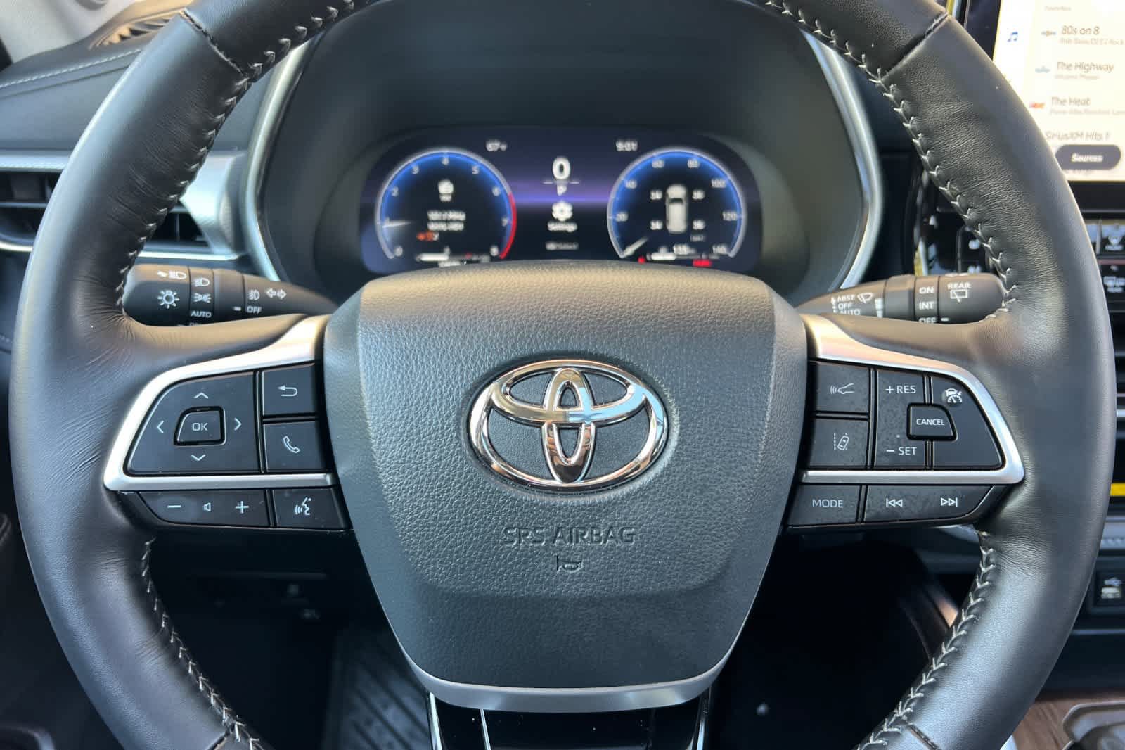 Used 2025 Toyota Highlander Platinum AWD/4WD image 27