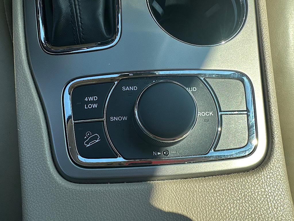 Used 2021 Jeep Grand Cherokee Limited w/ Luxury Group II image 32