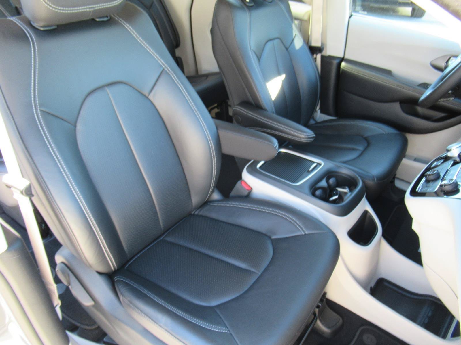 Used 2022 Chrysler Pacifica Touring-L AWD/4WD image 9