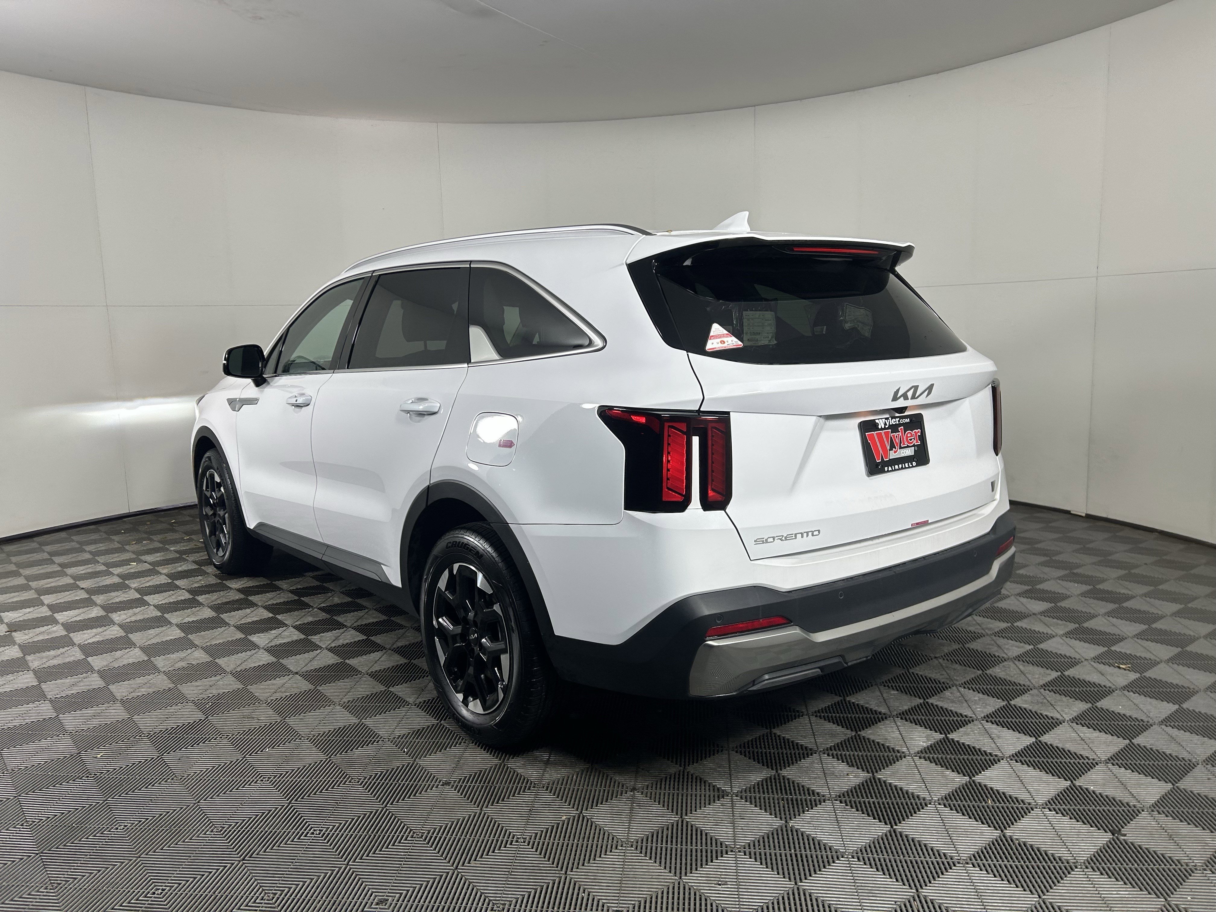 Used 2025 Kia Sorento S image 14