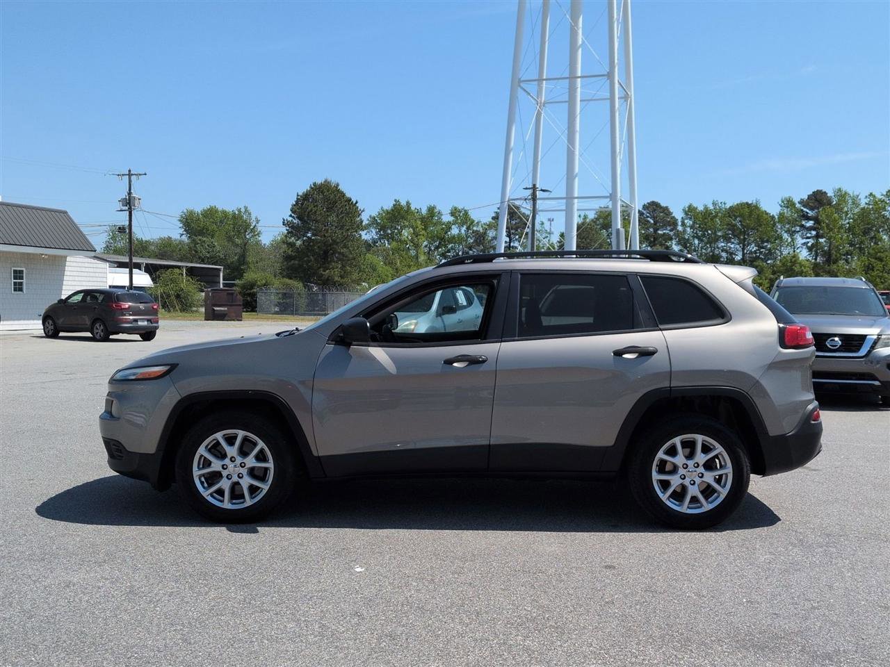 Used 2017 Jeep Cherokee Sport FWD image 6