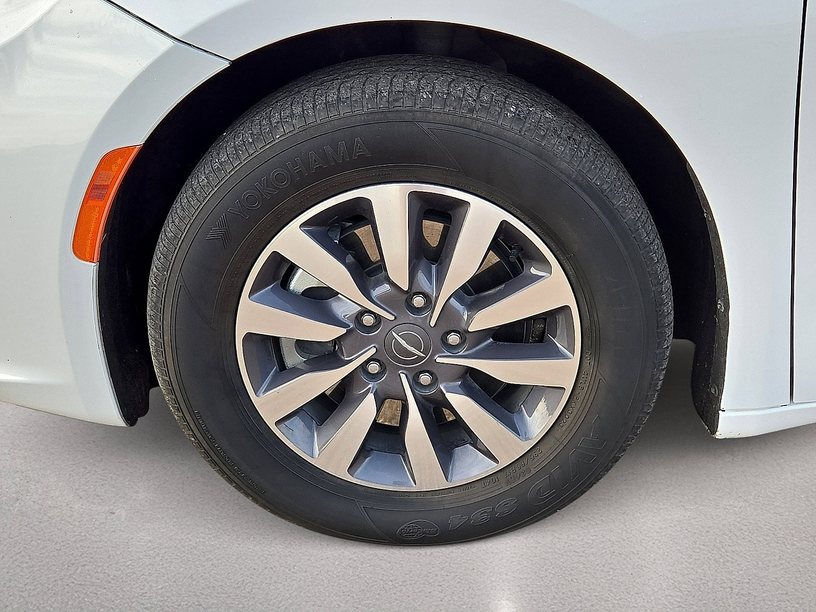 Used 2024 Chrysler Pacifica Limited FWD image 10
