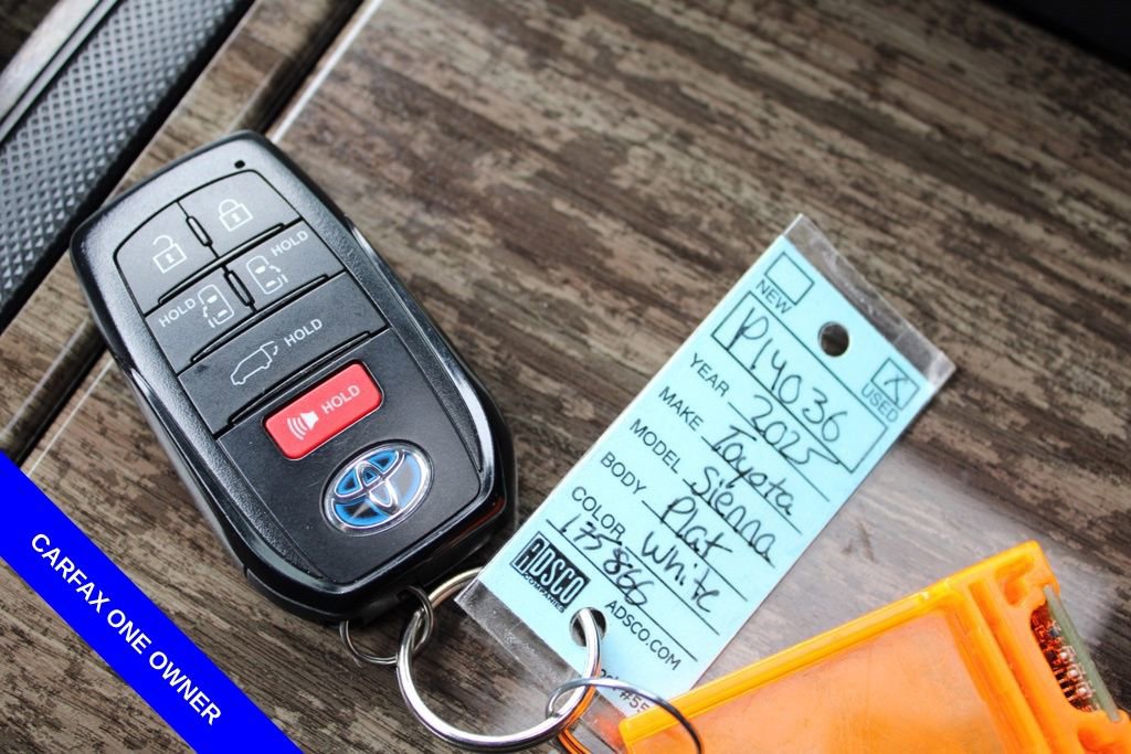 Used 2025 Toyota Sienna Platinum image 37