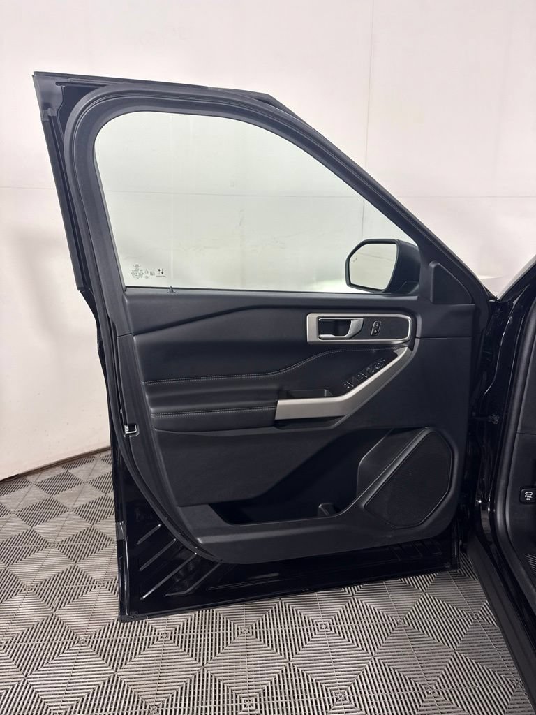 Used 2023 Ford Explorer XLT w/ Equipment Group 202A AWD/4WD image 15