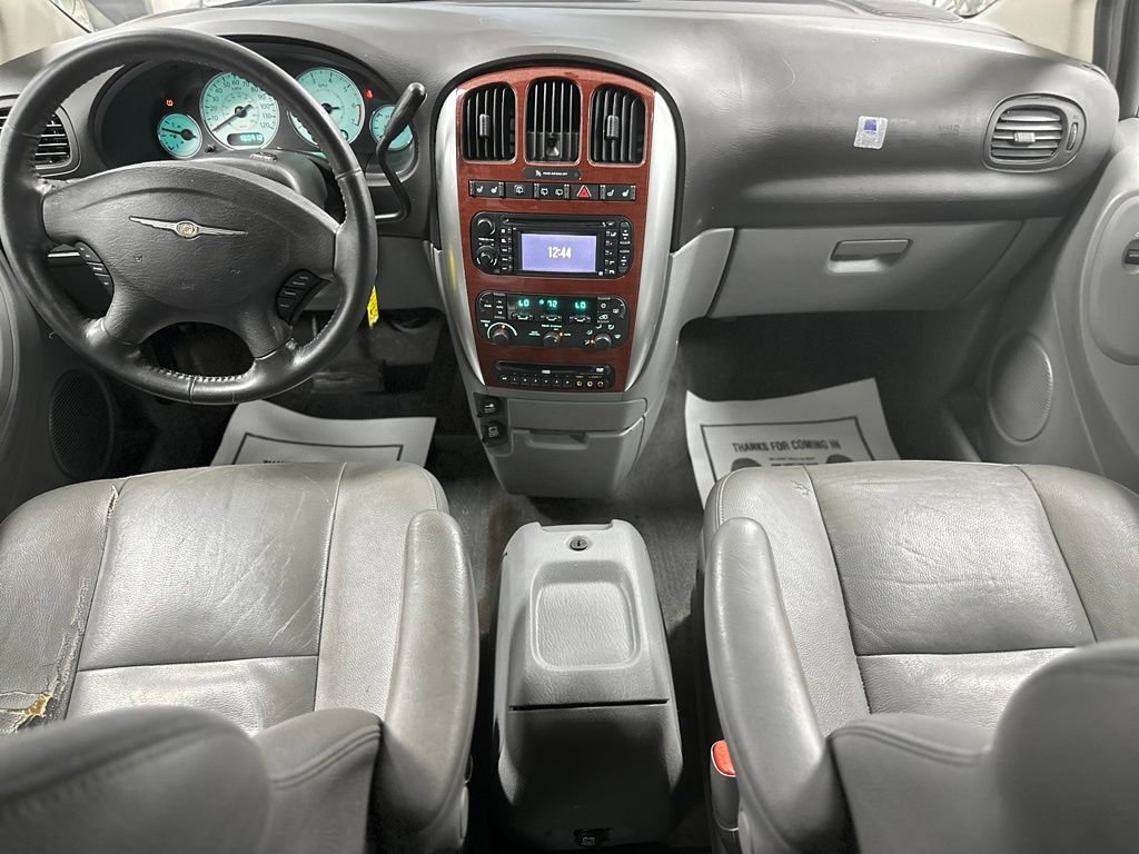 Used 2005 Chrysler Town & Country Limited FWD image 3