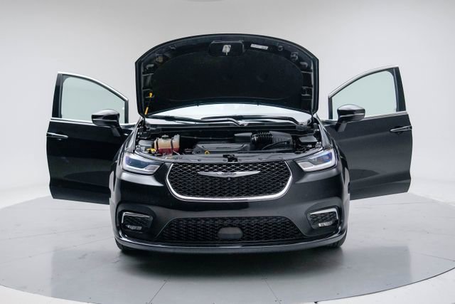 Used 2023 Chrysler Pacifica Touring-L image 16