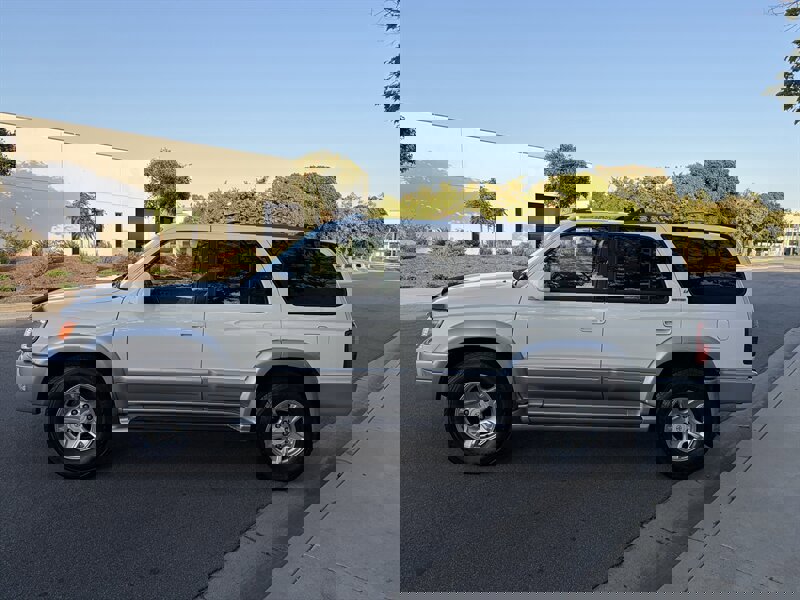 Used 2000 Toyota 4Runner Limited image 9