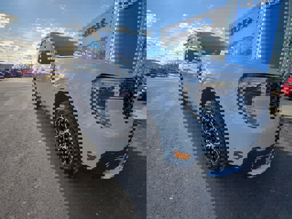 Used 2025 Ford Maverick Lariat w/ 4K Tow Package image 5