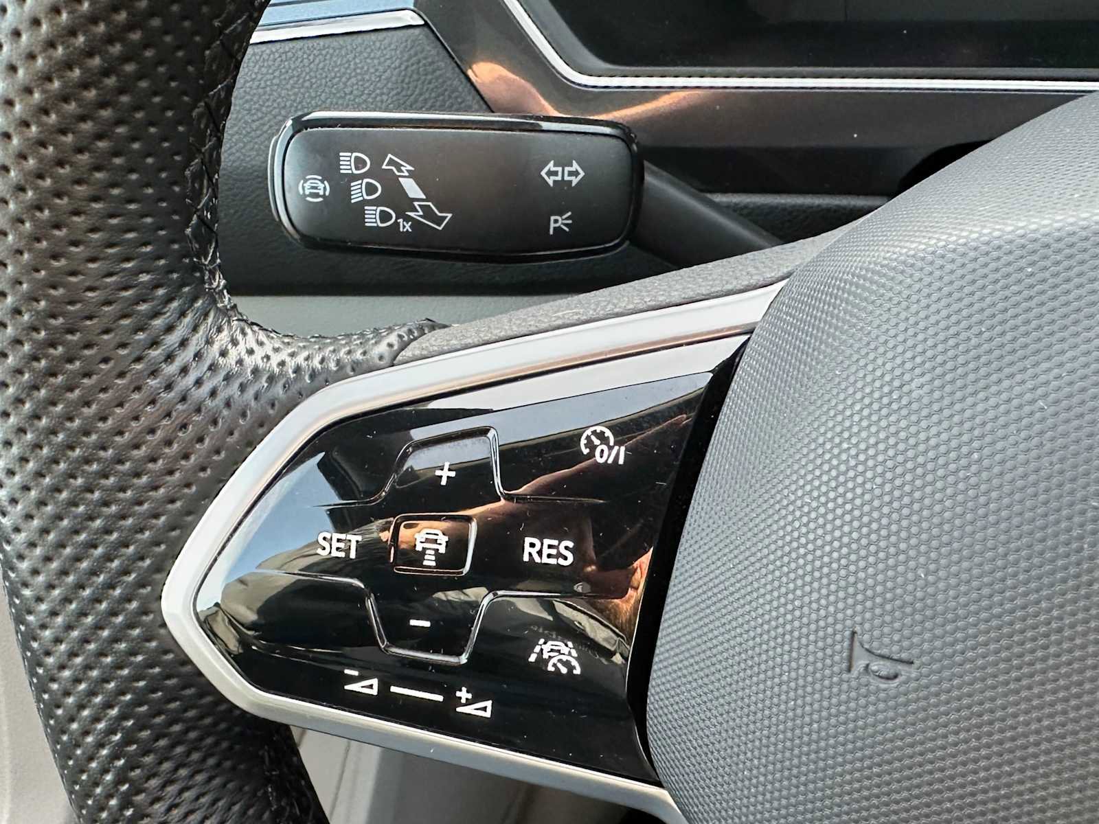 Used 2022 Volkswagen Tiguan SEL R-Line image 33