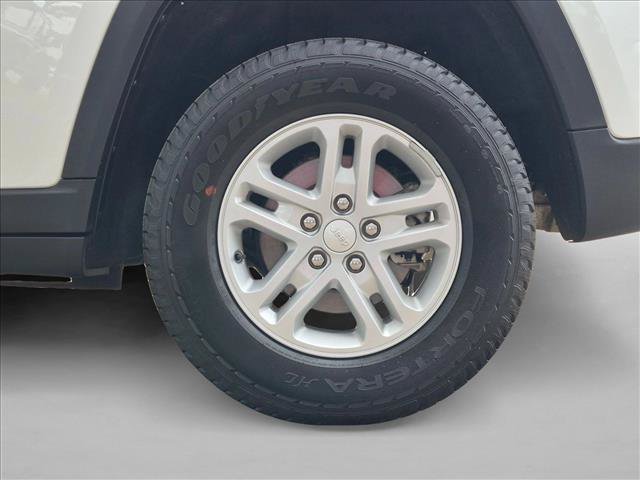 Used 2023 Jeep Grand Cherokee Laredo w/ Trailer Tow Prep Group (B) AWD/4WD image 27