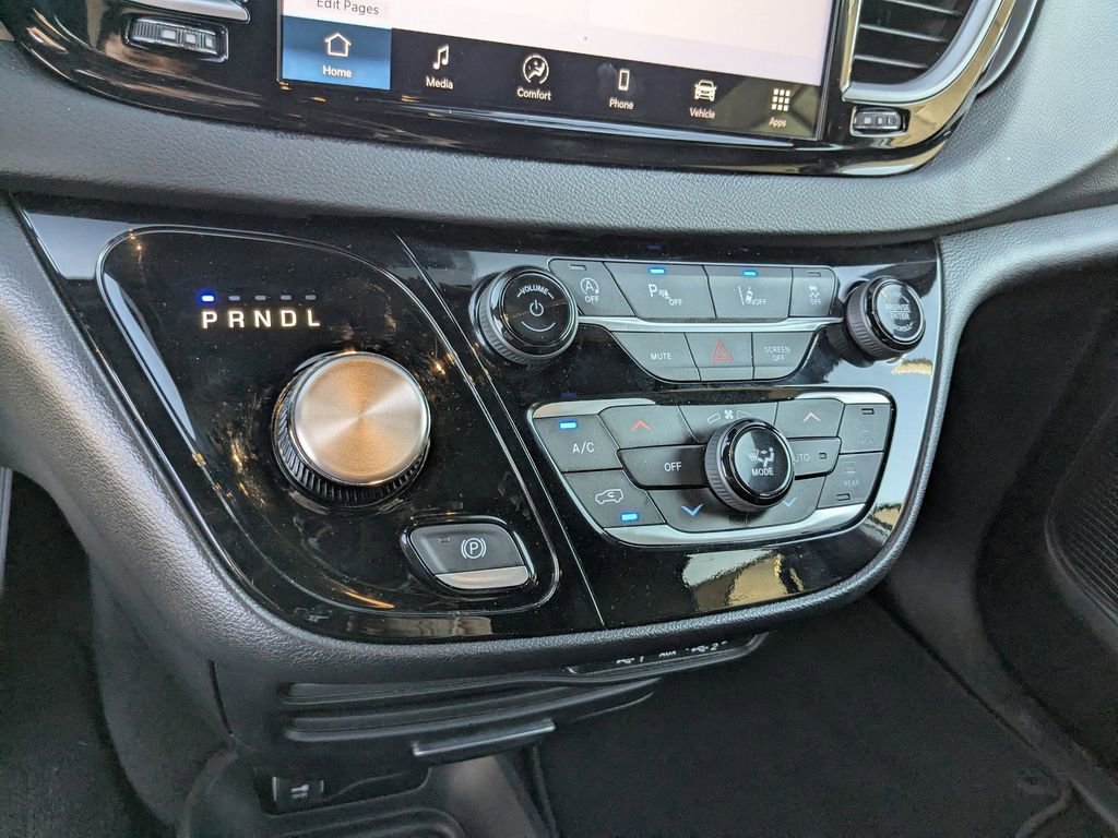 Used 2025 Chrysler Pacifica Select image 22