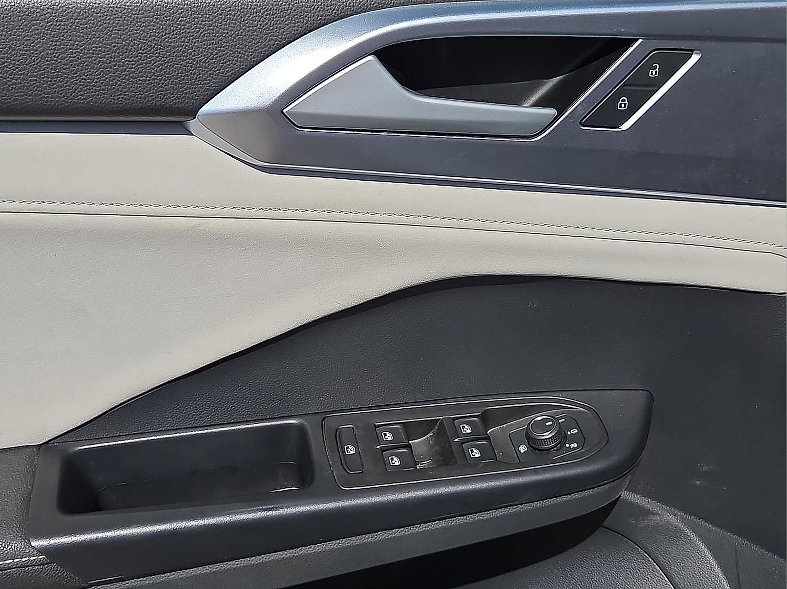 Used 2025 Volkswagen Taos SE image 13