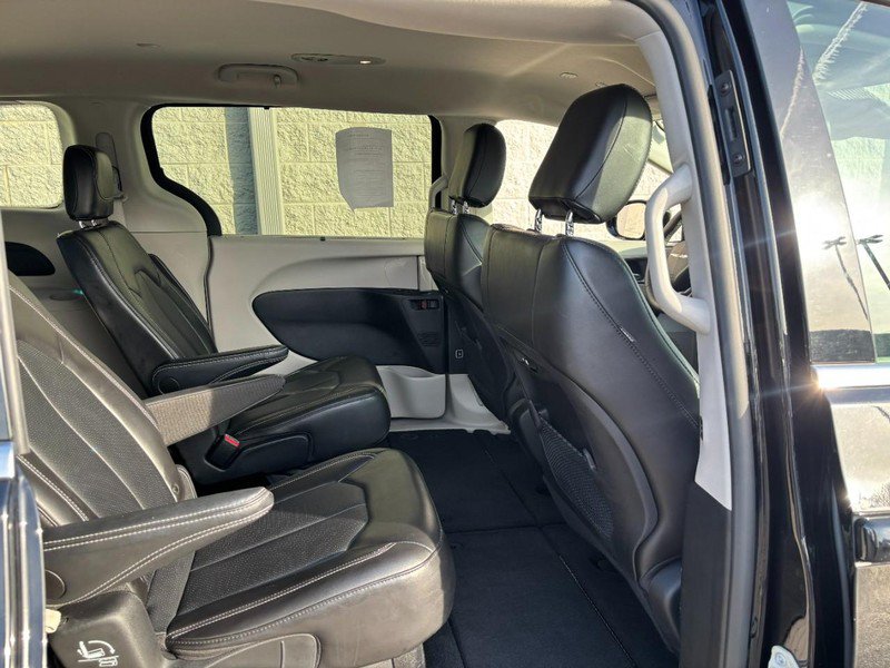 Used 2024 Chrysler Pacifica Touring-L FWD image 12