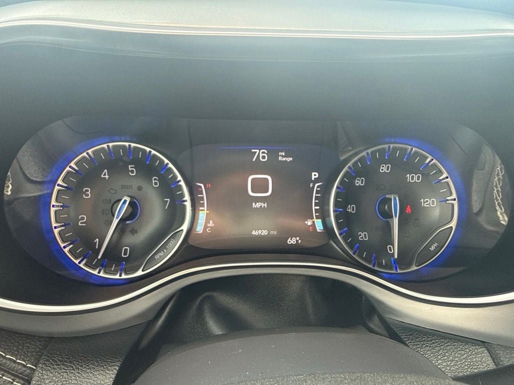 Used 2025 Chrysler Pacifica Limited FWD image 36