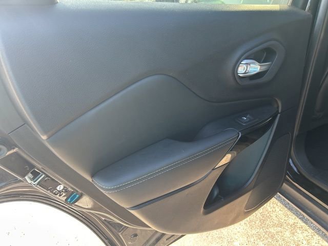 Used 2023 Jeep Cherokee Altitude Lux image 22