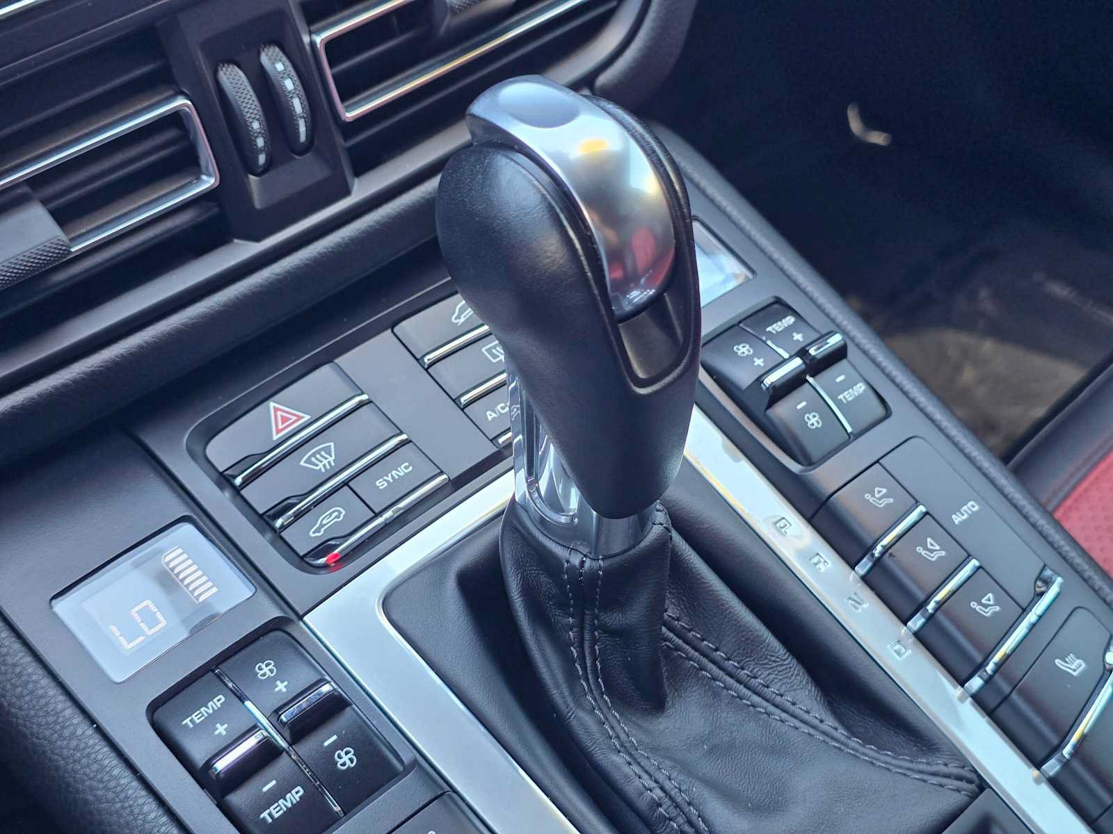 Used 2020 Porsche Macan AWD/4WD image 35