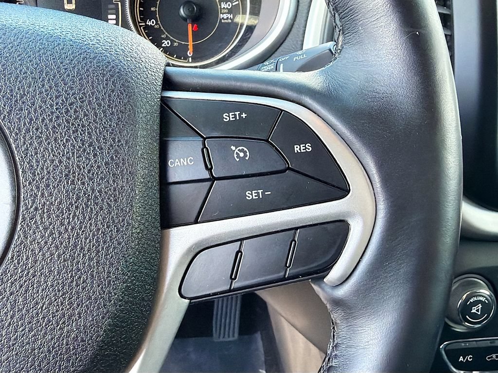 Used 2018 Jeep Cherokee Latitude Plus w/ Cold Weather Group FWD image 13