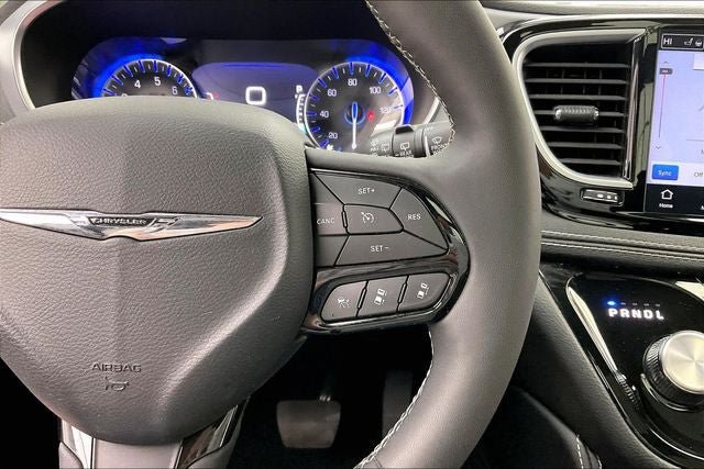 Used 2025 Chrysler Pacifica Limited FWD image 24