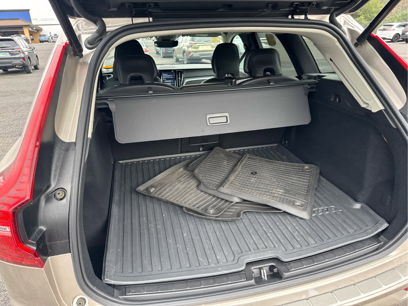 Used 2024 Volvo XC60 B5 Core image 9