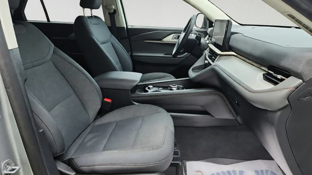 Used 2025 Ford Explorer Active AWD/4WD image 25