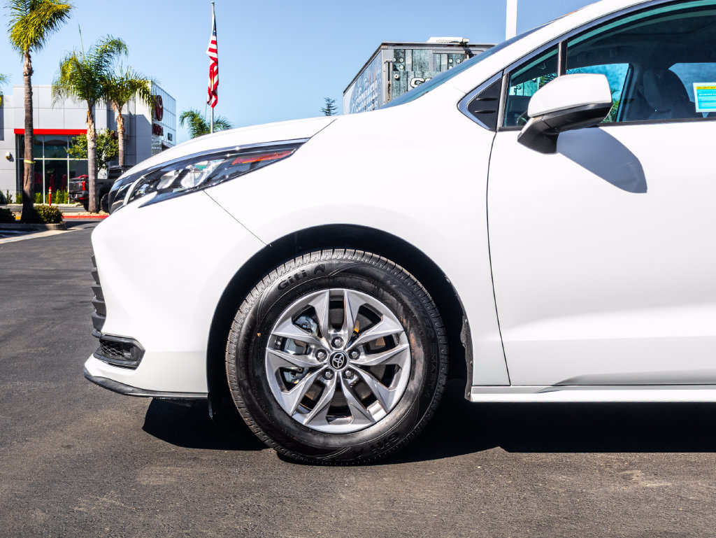 Certified 2024 Toyota Sienna LE w/ LE Plus Package FWD image 6