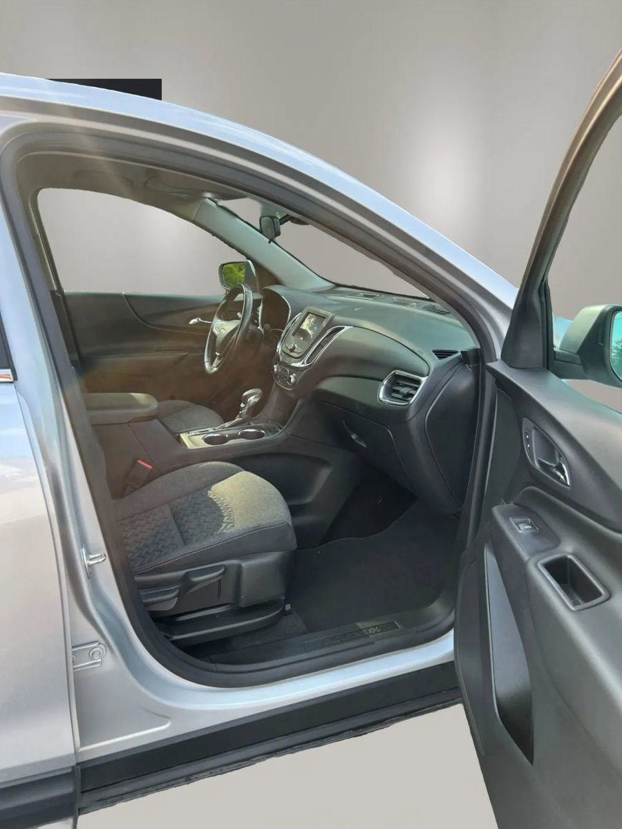 Used 2022 Chevrolet Equinox LT w/ Driver Convenience Package image 9