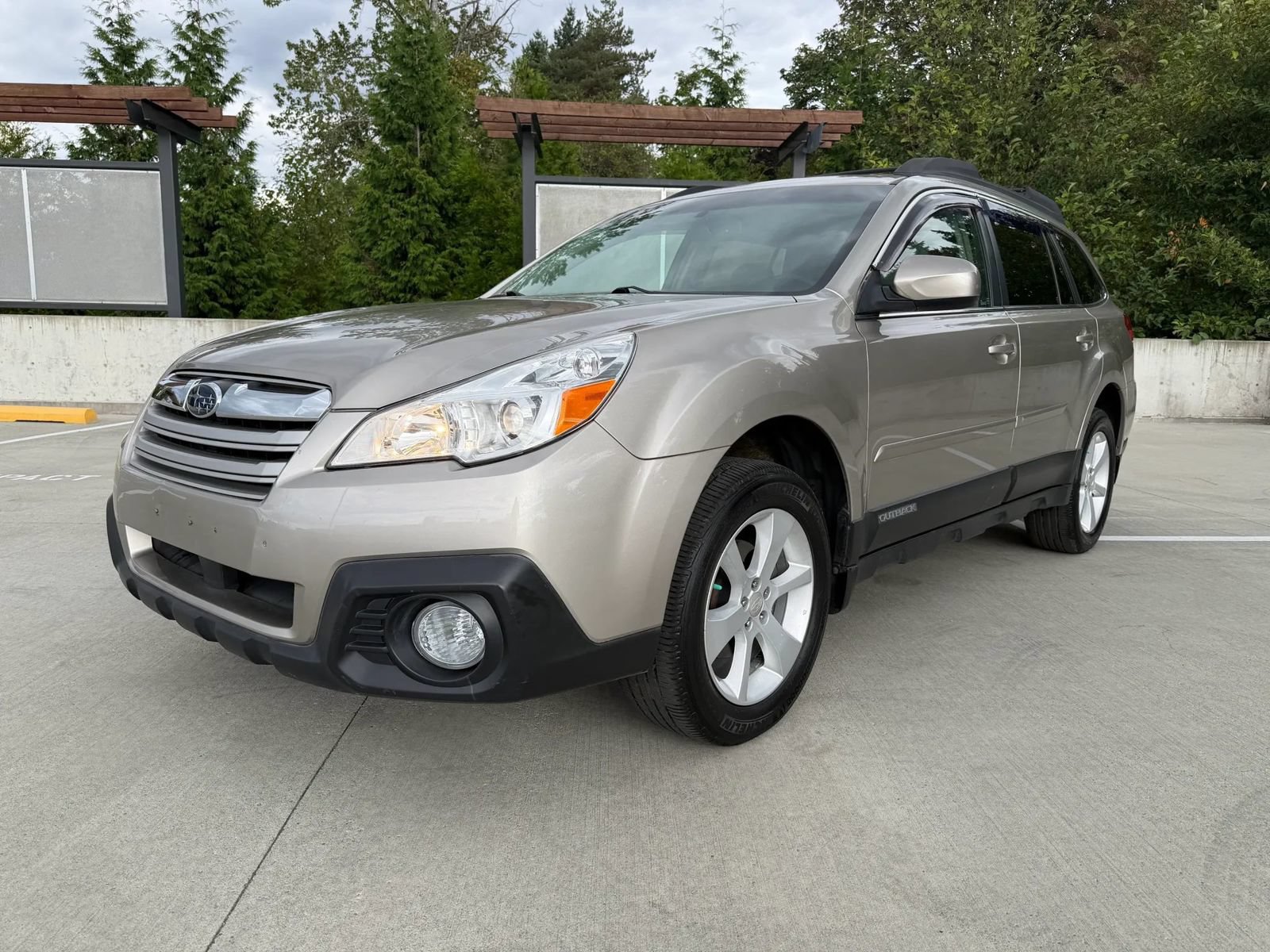 Used 2014 Subaru Outback 2.5i Premium w/ Moonroof Package AWD/4WD image 2