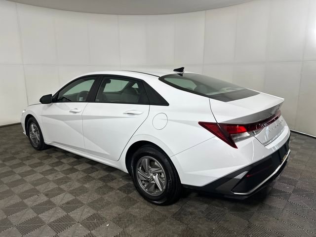 Certified 2025 Hyundai Elantra SE image 5