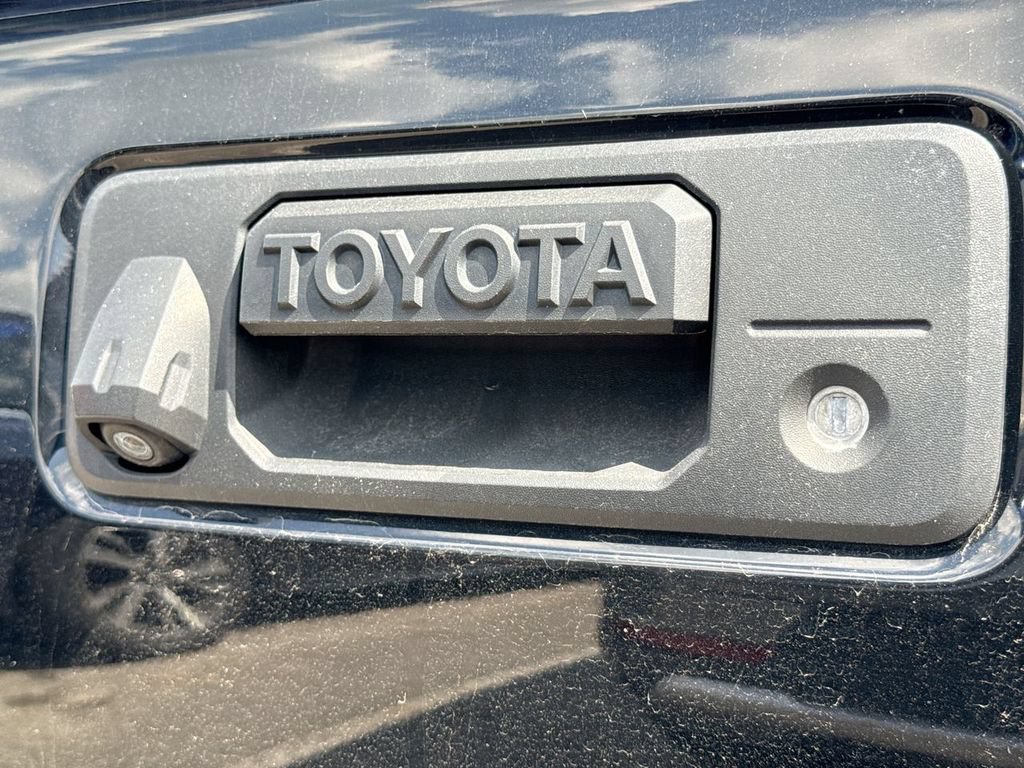 Used 2017 Toyota Tacoma SR5 w/ Tow Package RWD image 9