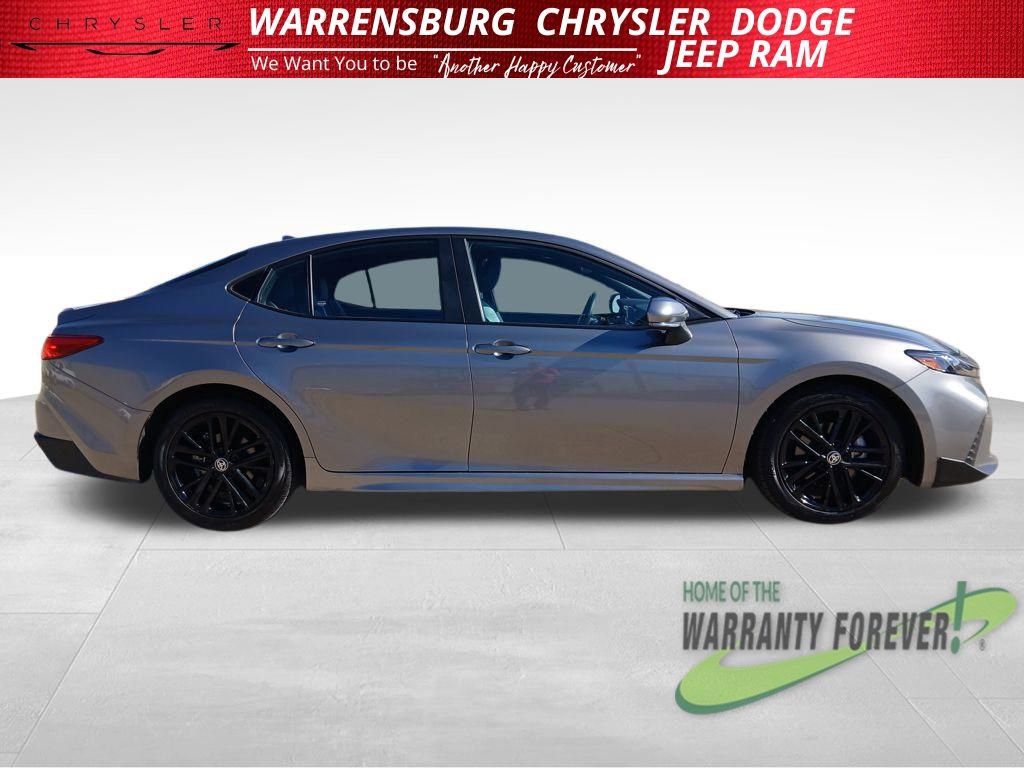 Used 2025 Toyota Camry SE image 2