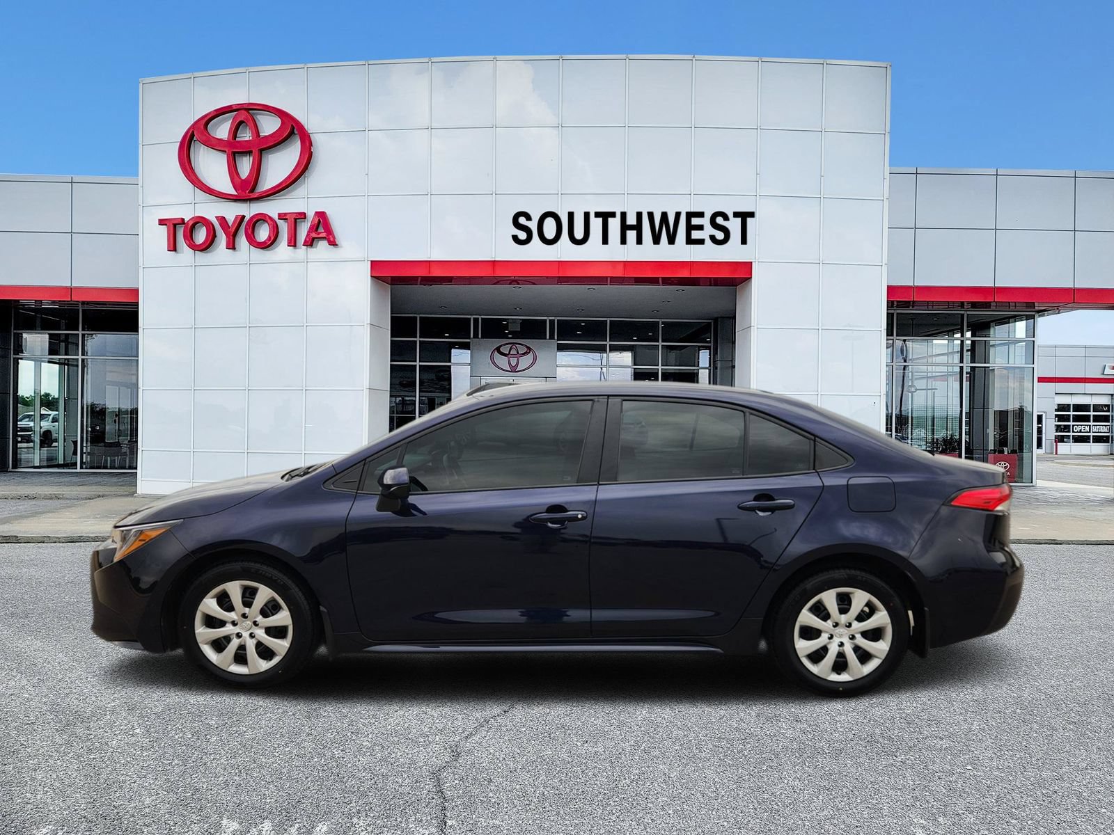 Used 2025 Toyota Corolla LE FWD video 3