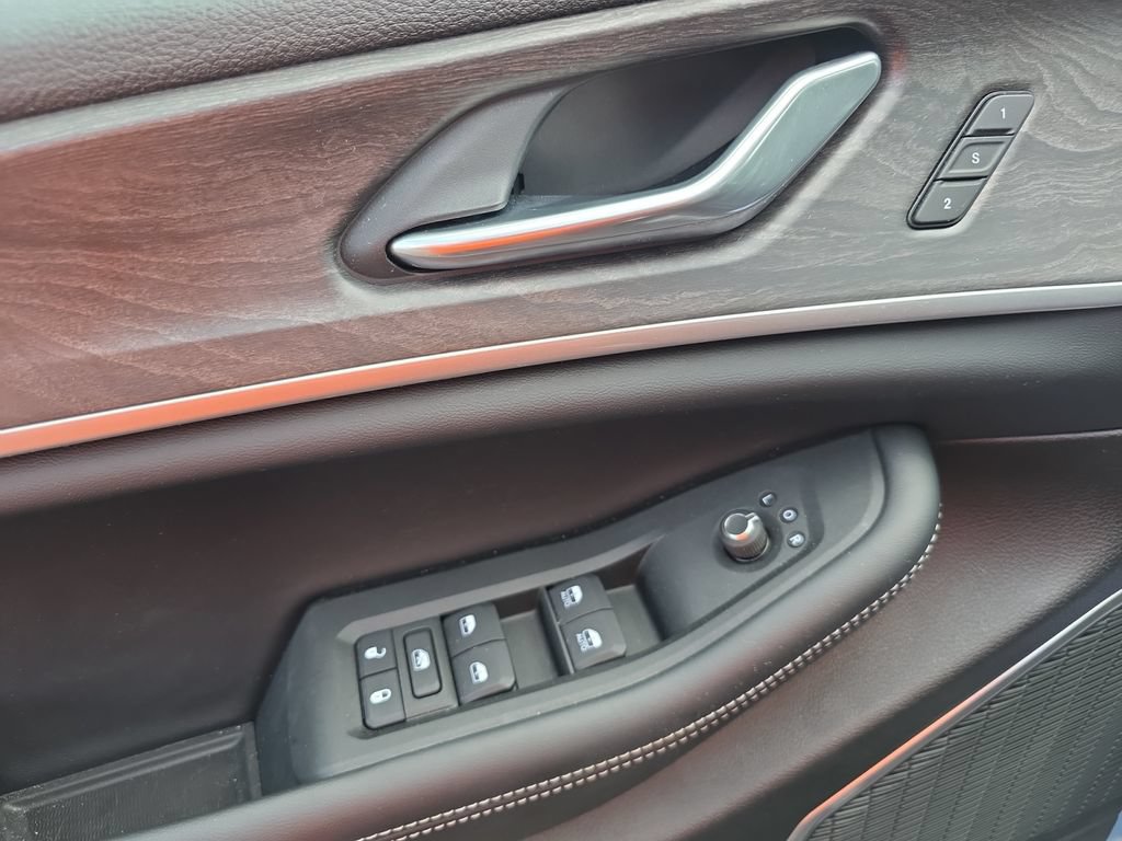 New 2025 Jeep Grand Cherokee Limited w/ Luxury Tech Group II AWD/4WD image 14