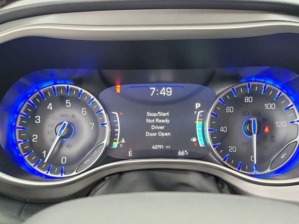 Used 2023 Chrysler Pacifica Touring-L image 5