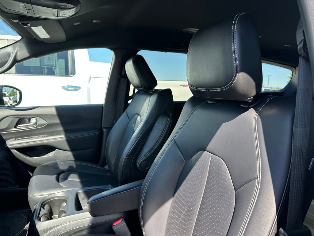 Used 2025 Chrysler Pacifica Select FWD image 19