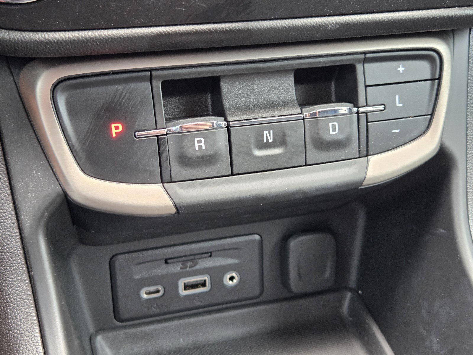 Used 2024 GMC Terrain Denali w/ Denali Premium Package AWD/4WD image 17