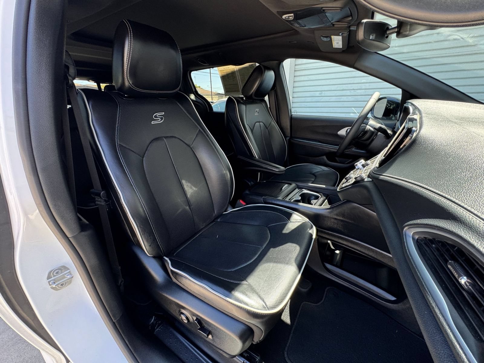 Used 2025 Chrysler Pacifica Limited FWD image 36