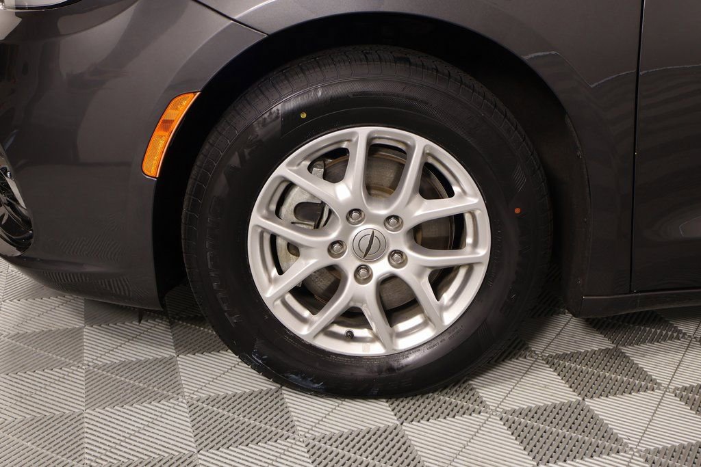 Used 2022 Chrysler Pacifica Touring-L image 17