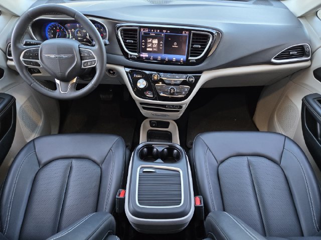 Certified 2024 Chrysler Pacifica Touring-L FWD image 25